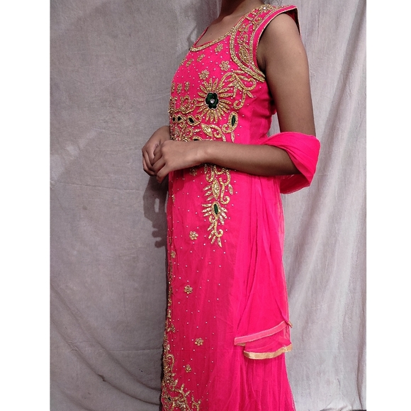 Gown with heavy embroidery - Picture 3 of 9